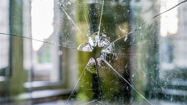 EN BREF | Une vitrine fracassée à La Guadeloupe par une carabine à plomb