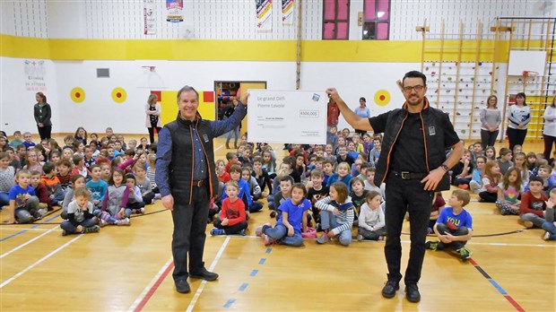 Deux Georgiens remettent 4 300 $ à l'école Les Sittelles de St-Georges