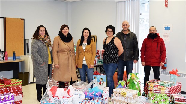 Le Syndicat de l’enseignement de la Chaudière offre 145 cadeaux aux enfants
