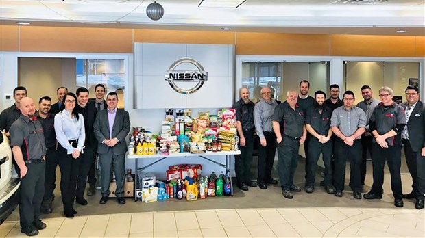Les employés de St-Georges Nissan remettent 680 $ en denrées à Moisson Beauce