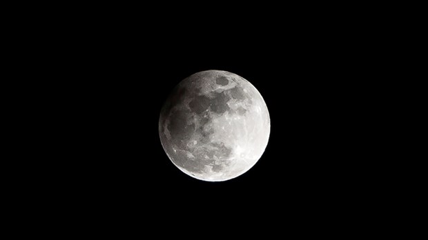 Éclipse partielle de la pleine lune dans le ciel de Saint-Georges