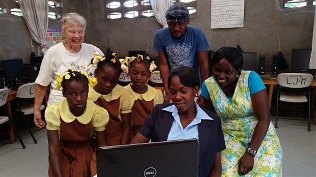Les élèves de l'École Jésus-Marie communiquent avec le monde