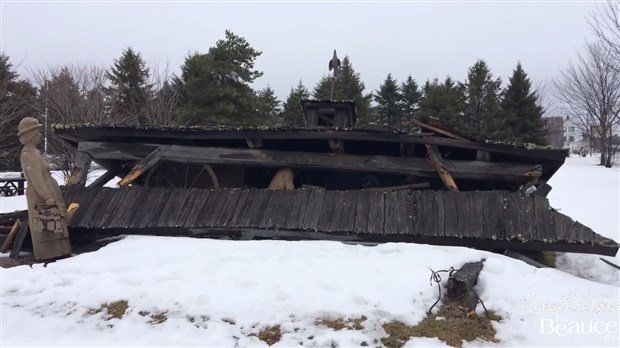 Normand DeLessard présente les souvenirs disparus du Village des défricheurs