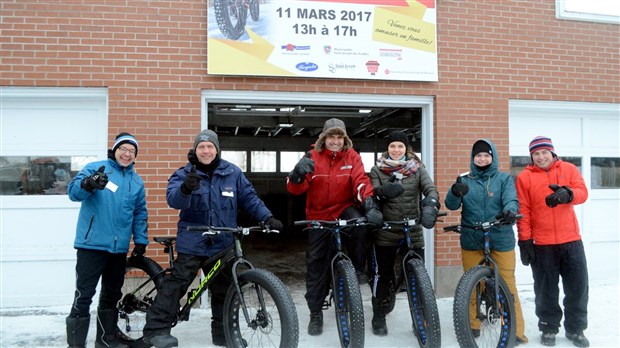 Une centaine de personnes bravent le froid pour s'initier au fatbike à Saint-Joseph