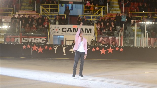 Les patineuses éblouissent la foule lors du spectacle du Club de patinage artistique de Saint-Georges