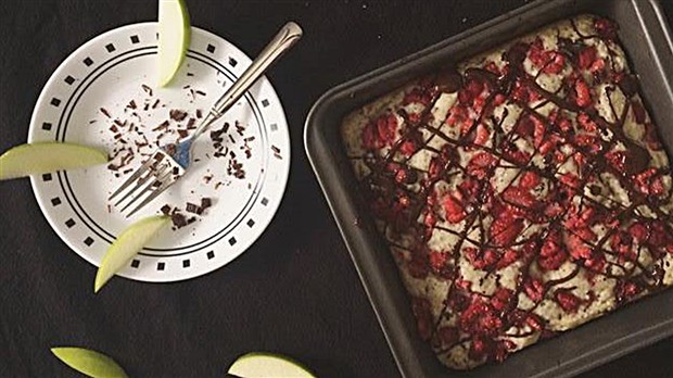 Gâteau alléchant aux pommes, framboises et chocolat noir