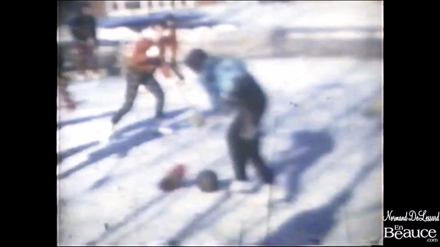 Normand DeLessard présente une partie de « ballon balais » en Beauce en 1955