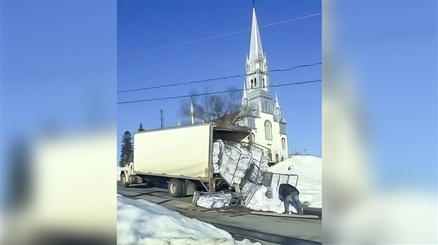 INSOLITE | Une livraison de draps qui débute mal la journée à Saint-Prosper