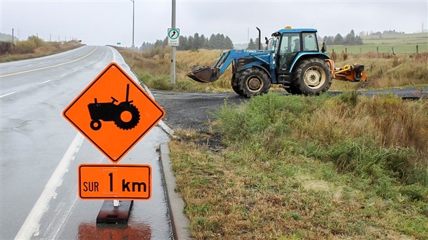 De nouveaux panneaux routiers présentés par l’UPA pour annoncer les machines agricoles