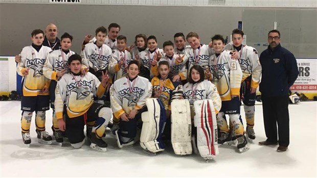 La médaille d'argent pour l'équipe de hockey des Lynx de l'école Jésus-Marie