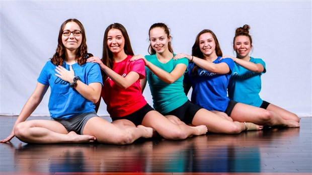 Cinq élèves de la Polyvalente Saint-Georges en 1ère partie des Ballets Jazz de Montréal
