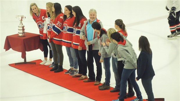 Marie-Philip Poulin présente la Coupe Clarkson aux Beaucerons