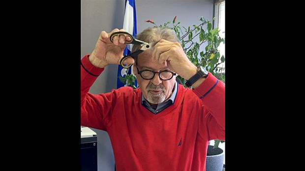 Le député de Beauce Nord André Spénard se coupe une mèche de cheveux pour Leucan