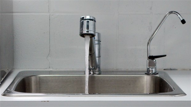 Aucun danger de boire de l'eau fluorée selon le dentiste-conseil Christian Fortin