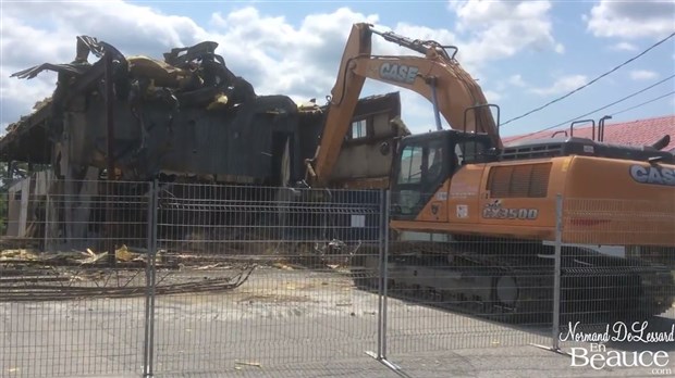 Normand DeLessard présente la démolition d'une bâtisse commerciale de Saint-Georges