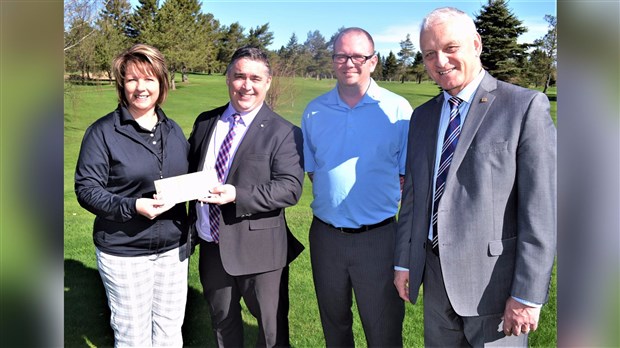 La Caisse Desjardins des Etchemins remet 10 000 $ au Club de golf coopératif de Lac-Etchemin
