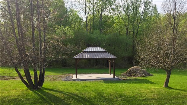 Le gazébo du parc à chiens de St-Georges a été posé jeudi dernier. Les travaux avancent bien. 