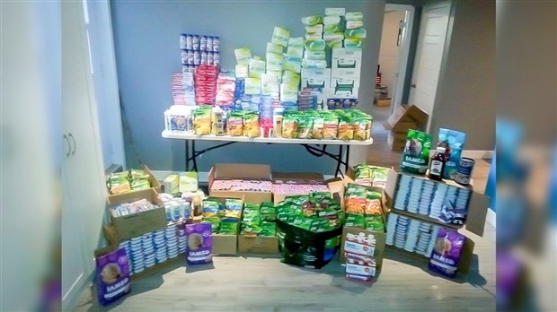 Sylvie Bussières remet 310 kg de denrées à Moisson Beauce grâce au couponing