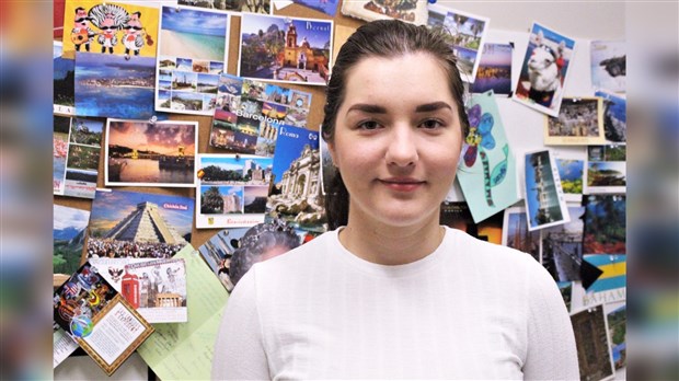 Une étudiante du Cégep Beauce-Appalaches aide des immigrants en francisation