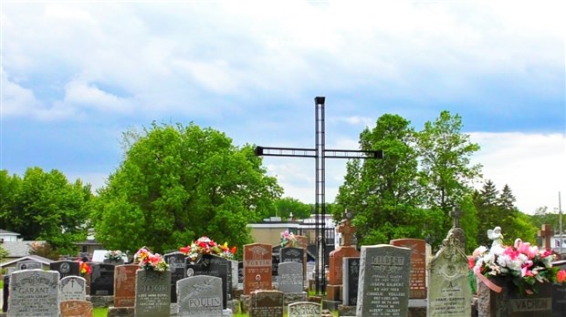 Normand DeLessard présente la façon d'entretenir les monuments funéraires