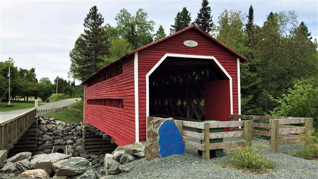 Normand DeLessard présente le pont couvert Bolduc de Sainte-Clotilde en 2016