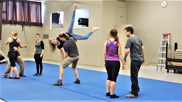 La Cabane à Swing offre un atelier d'acrobaties à l'école des Deux-Rives