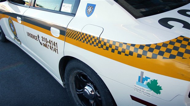 Méfait : un rouleau compresseur termine sa course dans un lac à Saint-Gédéon