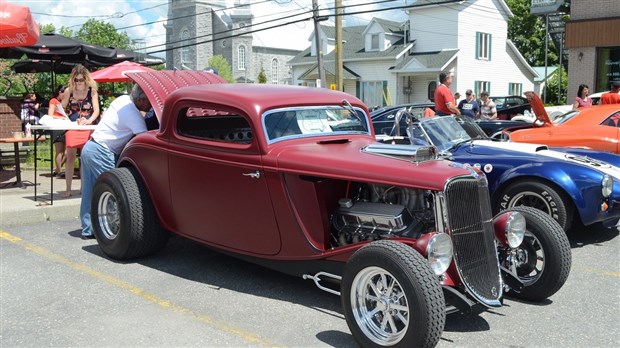 Une centaines de voitures anciennes rassemblées à Saint-Victor