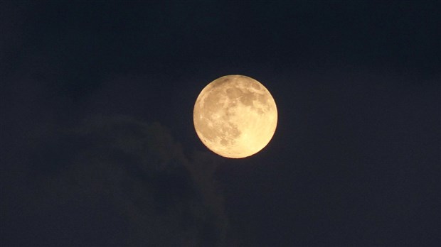 LE SAVIEZ-VOUS ?  | Pourquoi la lune nous apparaît parfois de couleur jaune ? 