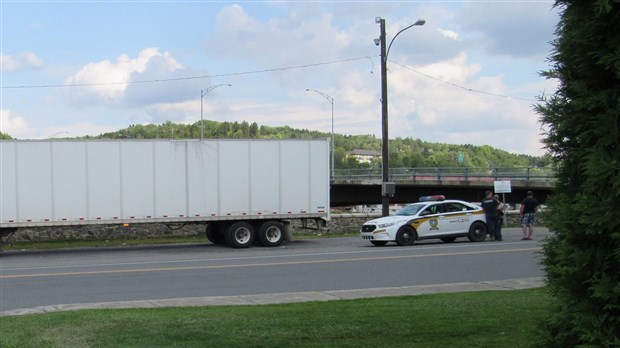 EN BREF | Un accident impliquant un semi-remorque fait un blessé à Beauceville
