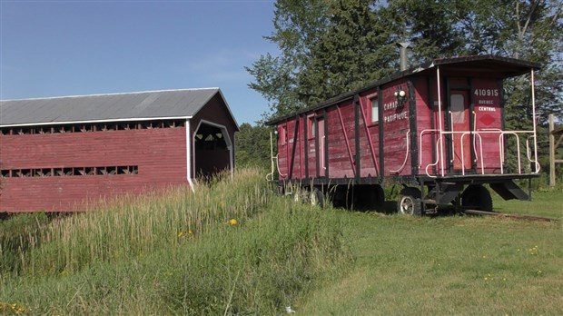 Normand DeLessard présente l'histoire du pont couvert et du vieux wagon de Saint-Éphrem-Station