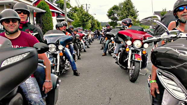 Normand DeLessard présente la parade de motos du bar Le Trafic