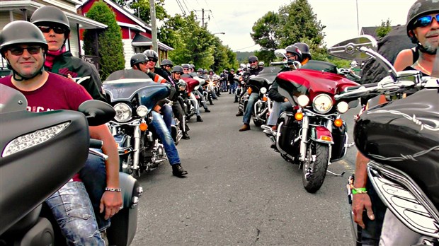 Normand DeLessard présente la parade de motos du bar Le Trafic