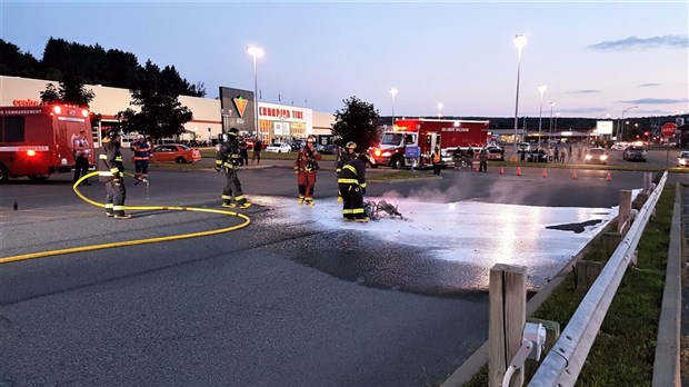 Un scooter prend feu dans le stationnement du Wal-Mart à St-Georges