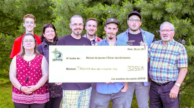 Le comité JEFSYD remet 3 255 $ à la Maison de Jeunes l’Olivier des Etchemins