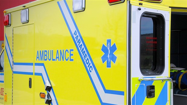 Sortie de route à St-Benoît. Le conducteur présenterait des blessures importantes. 
