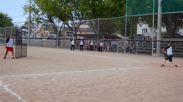 L'objectif de 3 000 $ atteint pour le tournoi de balle donnée du Bercail