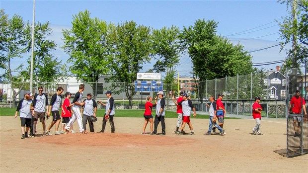 La 1ère édition du tournoi de balle donnée de la Fondation Au Bercail rapporte 3 316 $ 