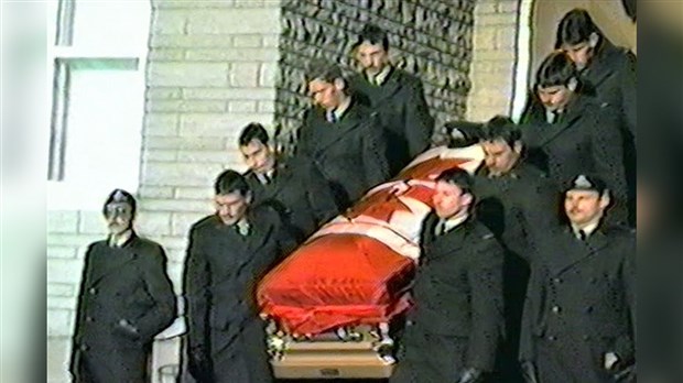 Normand DeLessard présente une funéraille militaire à Beauceville en 1985