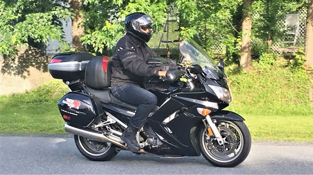 Pierre Poulin remet 1 800 $ à la Fondation du Coeur Beauce-Etchemin