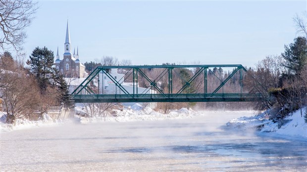 Travaux d'inspection du pont de la rivière du Loup à Saint-Côme