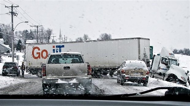 Accident à Saint-Victor : le chauffeur est transporté à l’hôpital