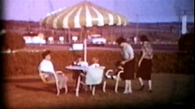 Normand DeLessard présente l'extérieur de l'Auberge Arnold en 1960