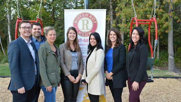 Deux nouvelles balançoires parents-enfants au parc Poulin de St-Georges