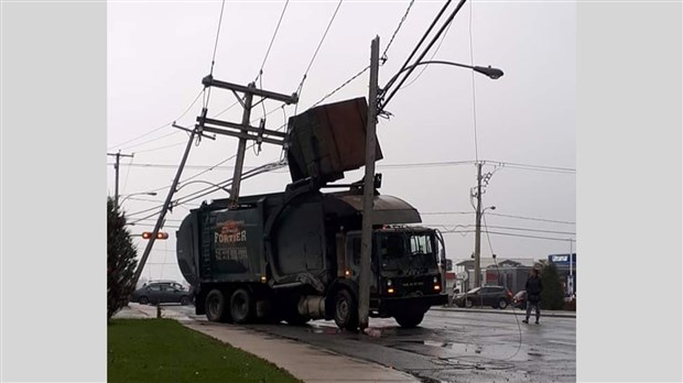 Un camion poubelle s'empêtre dans des fils électriques à Thetford 