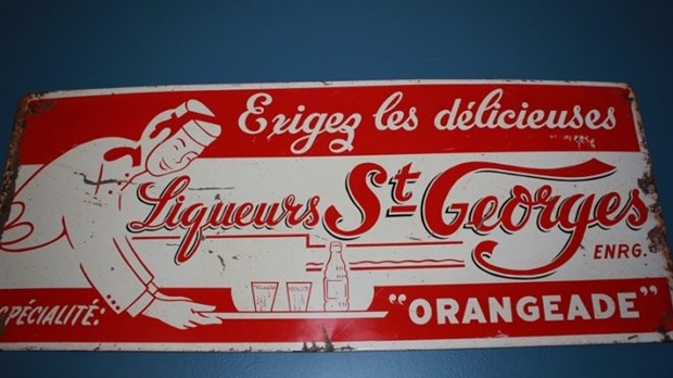 Normand DeLessard présenter d'anciens articles de liqueur St-Georges