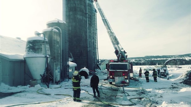Un incendie est en cours dans un silo à East Broughton