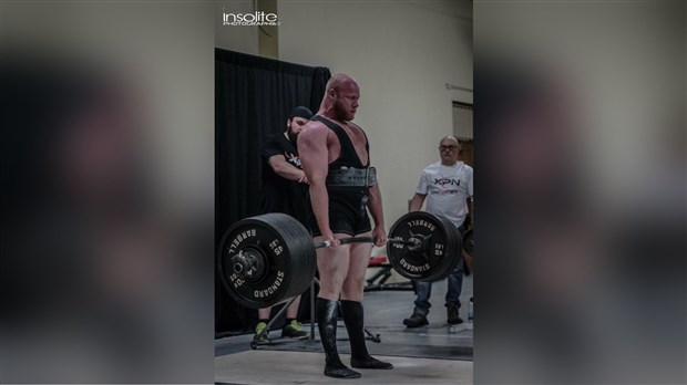 Billy Poulin-Larivière réalise un record mondial en dynamophilie