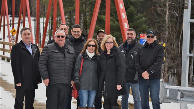Un pont plus sécuritaire pour les motoneigistes à Saint-Théophile