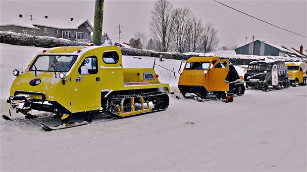Normand DeLessard présente une parade de snowmobiles à Saint-Victor